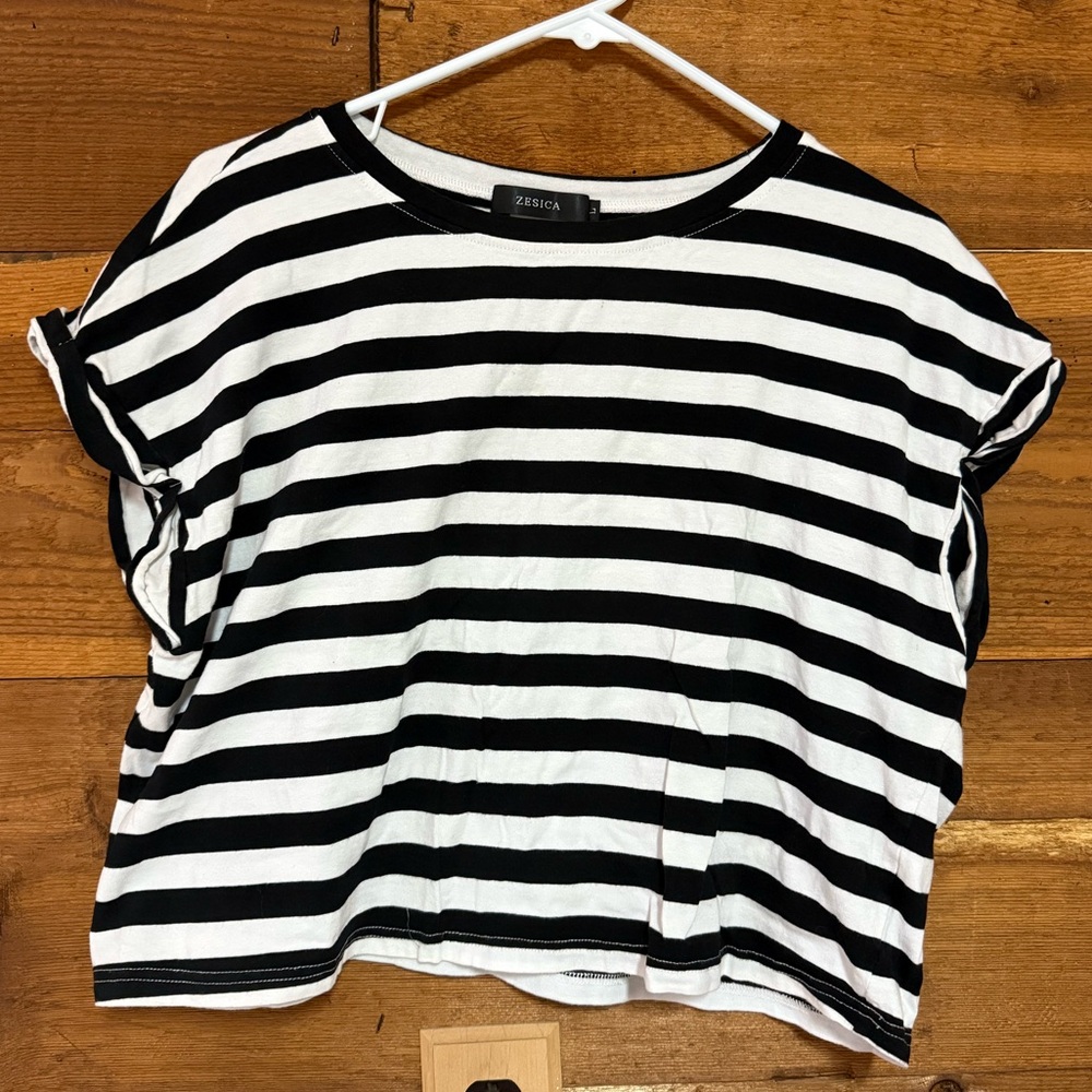 Zesica Black & White Striped Cropped Short Sleeve Tee. Like new. Size L